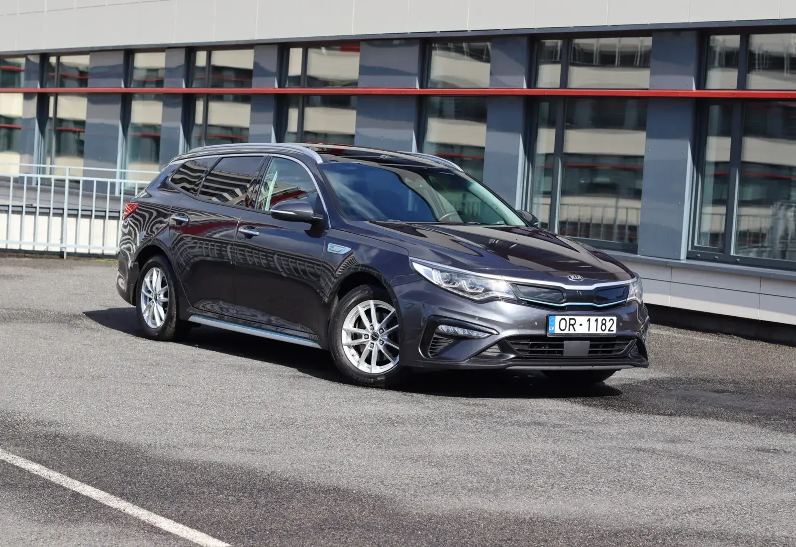 Kia Optima Sportswagon PHEV 2019 — foto 1